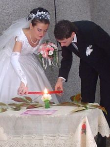 Couple Lighting Unity Candle, Wikipedia Commons 